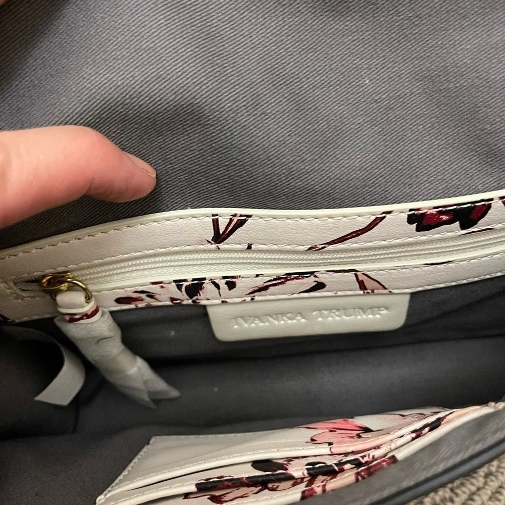 Mara Leather Floral Shoulder Bag - Picture 5 of 5